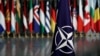 Drapelul NATO în fața celorlalte steaguri care formează alianța. Liderii celor 32 de țări membre și invitați importanți din afara alianței se reunesc săptămâna viitoare la Washington.