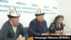 "Кыргыз эл касиети академиясы" коомдук уюмунун өкүлдөрү. Нашарат Жакыпбеков, Шаршенаалы Кабатегин, Гүлшан Жолбунова.
