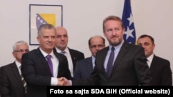 U prednjem planu Fahrudin Radončić (lijevo) i Bakir Izetbegović (desno), oktobar 2015.