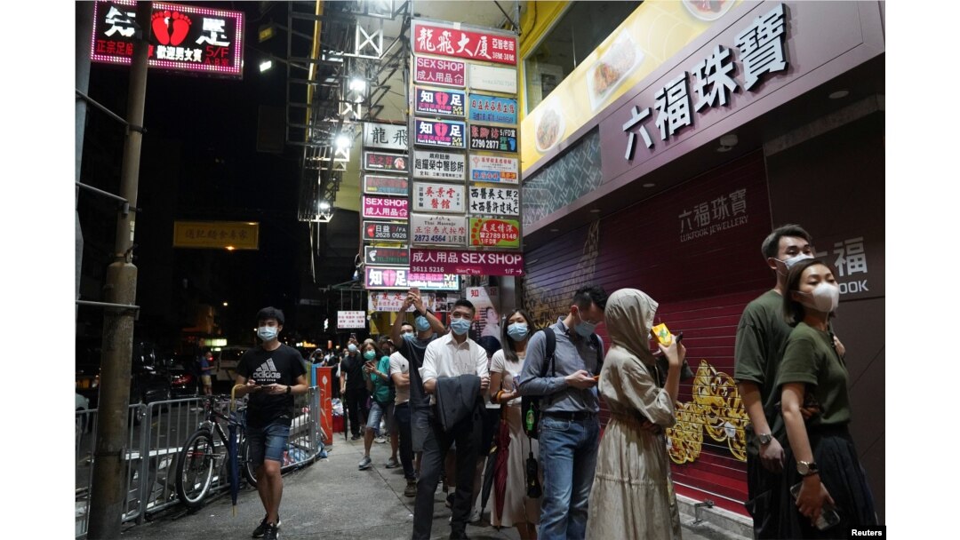 Cozi în dimineața de 24 iunie. Locuitorii din Hong Kong s-au strâns pentru a cumpăra ultima ediție a ziarului Apple Daily.