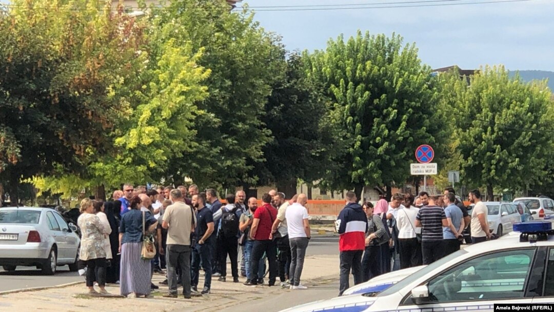 Protest građana Novog Pazara ispred policijske stanice, gde je učiteljica škole "Rifat Burdžović Tršo" saslušana zbog navoda da nije pustila himnu Srbije na početku školske godine. (5. septembar 2021.)