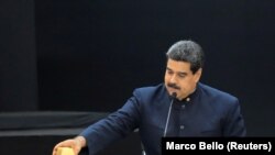 مخالفان حکومت ونزوئلا ریاست جمهوری نیکلاس مادورو را نامشروع و نتیجه تقلب و سرکوب مخالفان میدانند.