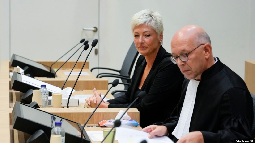 Ріа ван дер Стін, яка втратила у катастрофі батька і мачуху, була першою з членів родин загиблих, хто дав свідчення 6 вересня