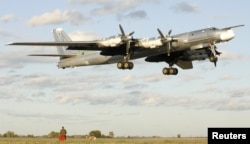Російський бомбардувальник ТУ-95, сфотографований у 2008 році. 4 таких літаки були знищені в результаті операції СБУ 1 червня 2025 року