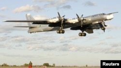Ресейдің Ту-95 бомбалаушы ұшағы. 2008 жылғы сурет. 1 маусымдағы дрон шабуылында осы ұшақтың бірнешеуі жойылды.