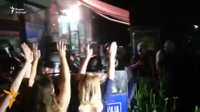 Тензии пред СПУКИМ, полицијата насилно ги исфрли Пленумци