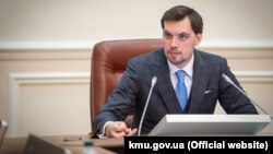Як пояснив Гончарук, кредити видаватимуть приватні та державні банки, при цьому уряд буде компенсувати частину відсоткової ставки, щоб кредити підприємцям видавалися під 5%, 7% або 9%