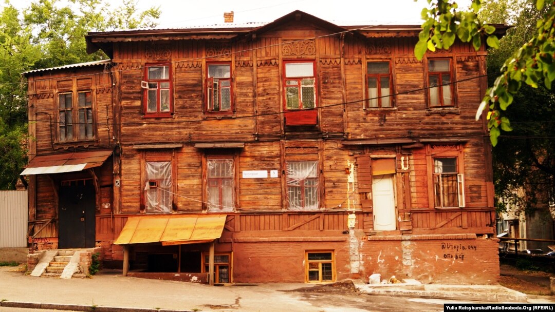 За інформацією мерії Дніпра, будинок на Крутогірному узвозі (колишня вулиця Рогальова), 5 у Дніпрі – найстаріший двоповерховий дерев’яний будинок, що зберігся в місті, решта згоріли від численних пожеж