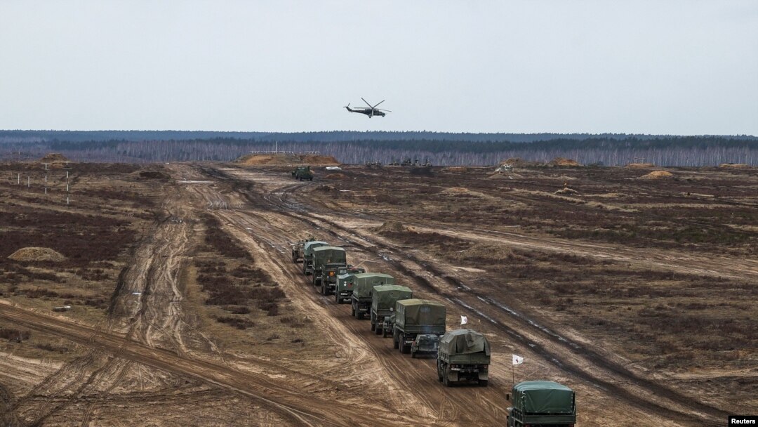 Ukrajina kaže da bilježi povećanje vojnih aktivnosti i nivoa trupa u susjednoj Bjelorusiji.(Foto: Helikopter nadlijeće trupe tokom zajedničkih vojnih vježbi oružanih snaga Rusije i Bjelorusije na poligonu u Brestskoj oblasti, Bjelorusija, 19. februara 2022.)