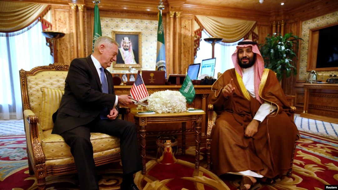 حیمز متیس، وزیر دفاع آمریکا (چپ) همراه با شاهزاده محمد بن سلمان، همتای عربستانی خود.