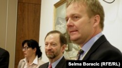 Šef Delegacije EU Peter Sorensen i američki ambasador Patrick Moon na konferenciji, maj 2013.