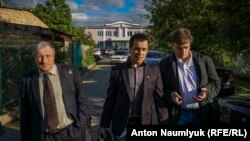 Крымский журналист Николай Семена (л) вместе со своими адвокатами Эмилем Курбединовым (ц) и Александром Попковым (п), 10 мая 2017 г.