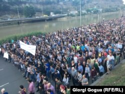 საპროტესტო აქციის მონაწილეები მიემართებიან პარლამენტის შენობისკენ