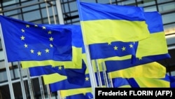 Zastave EU i Ukrajine ispred Evropsko parlamenta u Strazburu, arhivska fotografija iz marta 2022.
