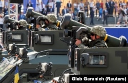 Ukrainian Army personnel display U.S. Javelin anti-tank missiles during a military parade marking Independence Day in Kyiv on August 24, 2018.