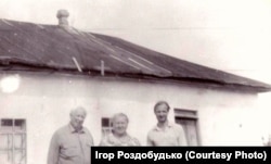 До нашої хати частіше за все їздили ми удвох з дідусем. Але з часом стали наїжджати туди й інші родичі. На світлині – мої дідусь, бабуся та дядько. Фото 1980-х років