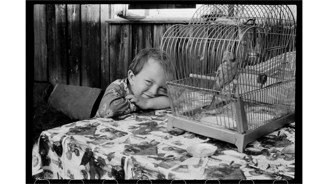 Dječak se sramežljivo smiješi u kameru u Orehovu, u blizini Lenjingrada, 1978.