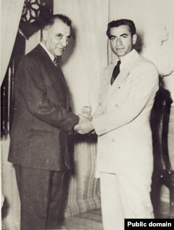 عکسی تاریخی که شاه و زاهدی را رد فاصله اندکی پس از ۲۸ مرداد در کنار هم نشان می‌دهد.