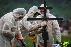 Ukop osobe za koju se vjeruje da je umrla od COVID-19 u Sankt Peterburgu ranije ove godine.