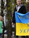 Під час мітингу в Луганську проти агресії Росії щодо України, 18 квітня 2014 року