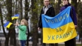 Під час мітингу в Луганську проти агресії Росії щодо України, 18 квітня 2014 року
