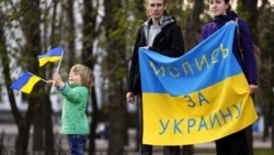 Під час мітингу в Луганську проти агресії Росії щодо України, 18 квітня 2014 року