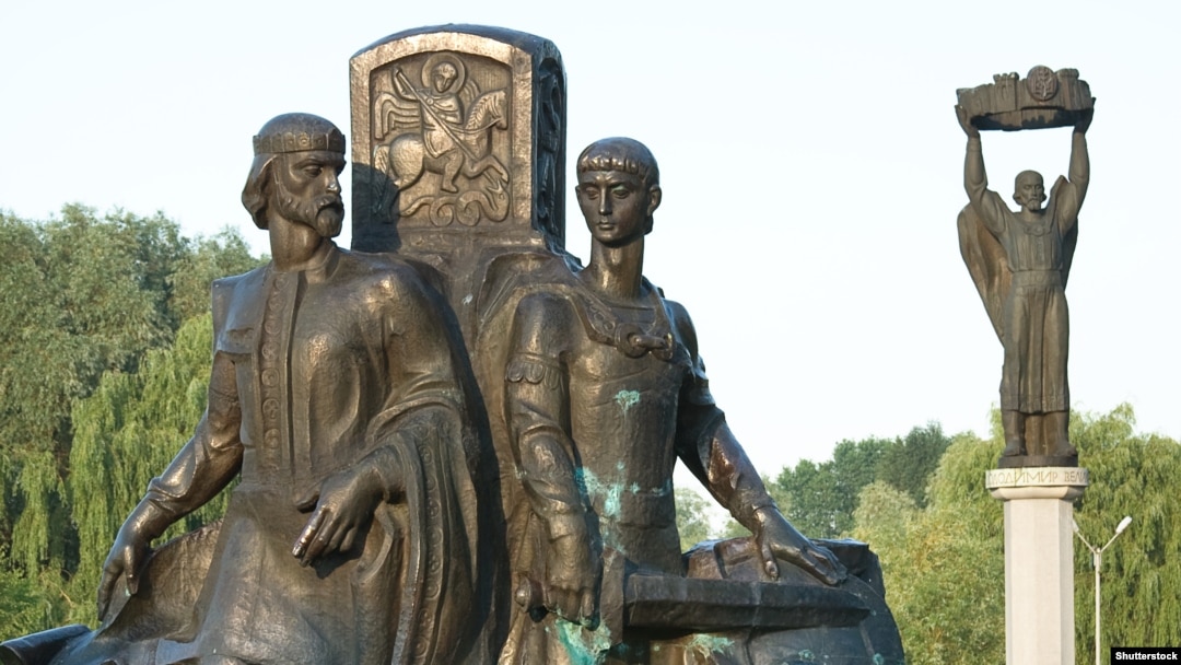 На першому плані фото – пам'ятник князям періоду України-Русі Ярославу Мудрому та Всеволоду, на задньому плані – пам'ятник князю Володимиру Великому, місто Володимир-Волинський
