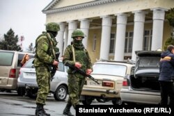 Вооруженные российские военные без опознавательных знаков в аэропорту Симферополя, 28 февраля 2014 года