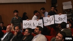 برگزارکنندگان این مراسم، پیش از آغاز آن، پیامکی به موبایل دیگر دانشجویان فرستاده و دانشجویان منتقد را «هوچی» خوانده بودند که در افزایش تنش‌ها اثرگذار بود