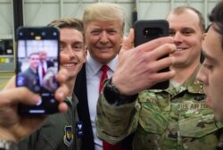Президент США Дональд Трамп вітає американських військових під час зупинки на авіабазі Рамштайн у Німеччині, 27 грудня 2018 року