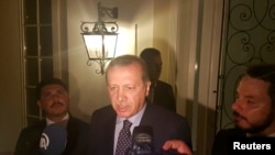 თურქეთის პრეზიდენტი ერდოანი ესაუბრება ჟურნალისტებს საკურორტო ქალაქ მარმარისში, სადაც დასასვენებლად იმყოფებოდა