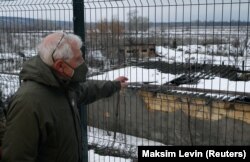Верховний представник Євросоюзу із закордонних справ Жозеп Боррель під час відвідин блокпосту в селищі Станиця Луганська Луганської області, 5 січня 2022 року