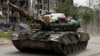 Російський танк із символом Z у повністю знищеному місті Попасна Луганської області, травень 2022 року