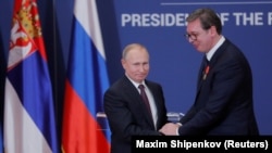 Президент Росії Володимир Путін вручає президенту Сербії Александру Вучичу орден Олександра Невського після зустрічі в Белграді в 2019 році, архівне фото
