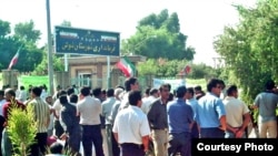 رمضان عليپور، فريدون نيکوفر، علی نجاتی و چند تن ديگر از فعالان کارگر شرکت نيشکر هفت تپه که به همراه پنج هزار تن از کارگران اين کارخانه برای دريافت حقوق معوقه خود دست به اعتصاب زده بودند، توسط دستگاه های امنيتی جمهوری اسلامی احضار و يا بازداشت شدند