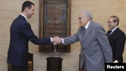 دیدار ۲۱ اکتبر سال جاری میان اخضر ابراهیمی، نماینده ویژه سازمان ملل متحد و اتحادیه عرب در امور سوریه با بشار اسد، رییس‌جمهوری سوریه (سمت چپ).