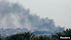 دود برخاسته از خان‌یونس در غزه بر اثر جنگ اسرائیل و گروه افراطی حماس