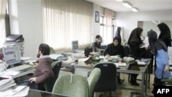 روزنامه جمهوری اسلامی از اعتراض مردم در شهرهای اهواز و اردبیل نسبت به وضعیت بنزین خبر داده است.