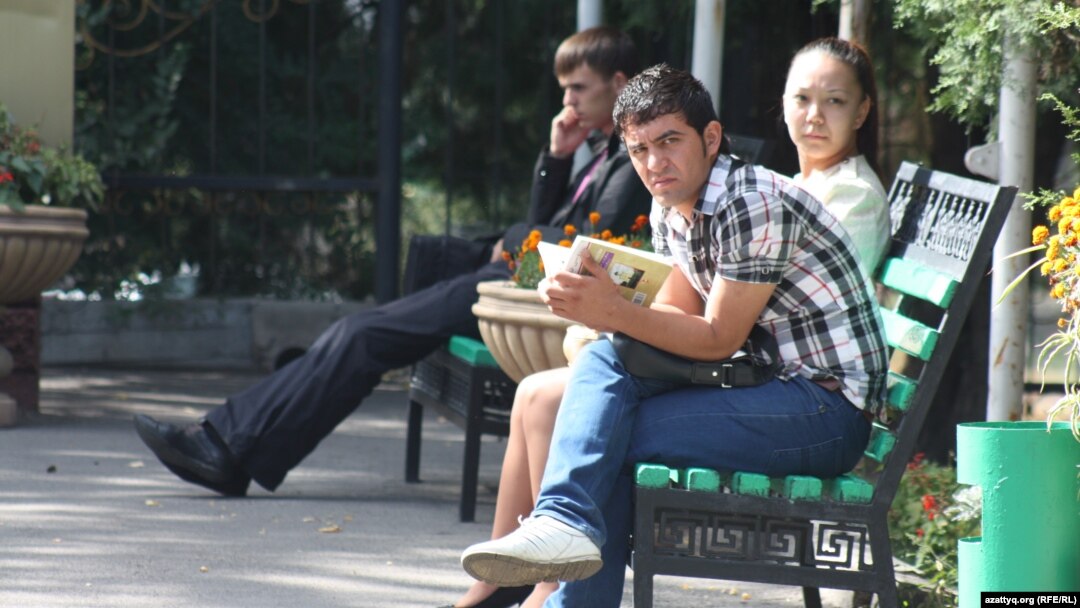 Студенты на прилегающей к вузу территории. Алматы, 17 сентября 2013 года.