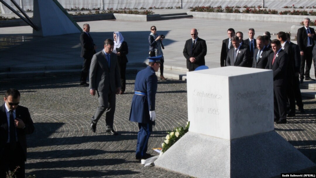 Aleksandar Vučić, tadašnji premijer Srbije, odaje počast srebreničkim žrtvama u Memorijalnom centru Potočari u novembru 2015.