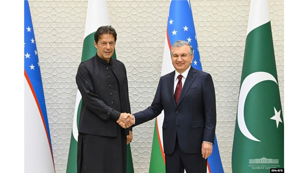 Uzbek President Shavkat Mirziyoev (right) meets with Pakistani Prime Minister Imran Khan in Tashkent on July 15.