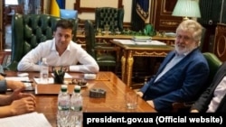 Під час зустрічі президента України Володимира Зеленського з олігархом Ігорем Коломойським (праворуч) в Офісі президента. Київ, 10 вересня 2019 року. Політичні коментатори кажуть, що Зеленський нині ніби зміг дистанціюватись від Коломойського, з яким до виборів у Зеленського були дуже тісні зв’язки