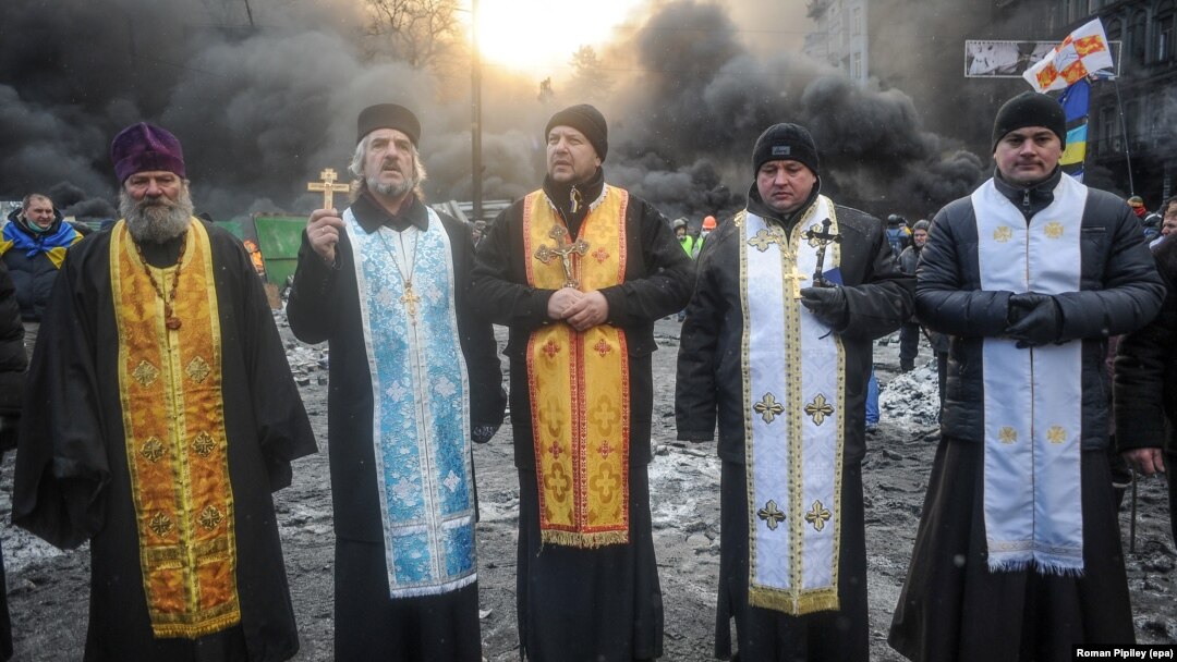 Священнослужителі під час протистоянь на вул. Грушевського у Києві