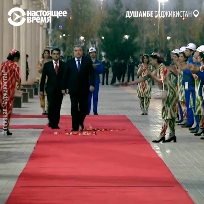 Рахмон и сын идут открывать Рогунскую ГЭС по лепесткам роз