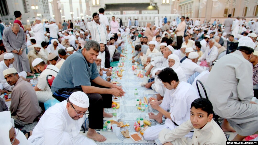 آیین گشودن روزه (افطار) در مسجدالنبی - مدینه
