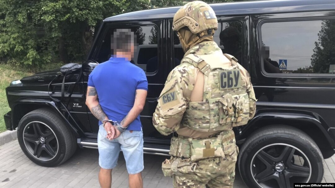 За попередніми даними, підозрювані спеціалізувалися на «кришуванні» бізнесу, та вимаганні неіснуючих боргів