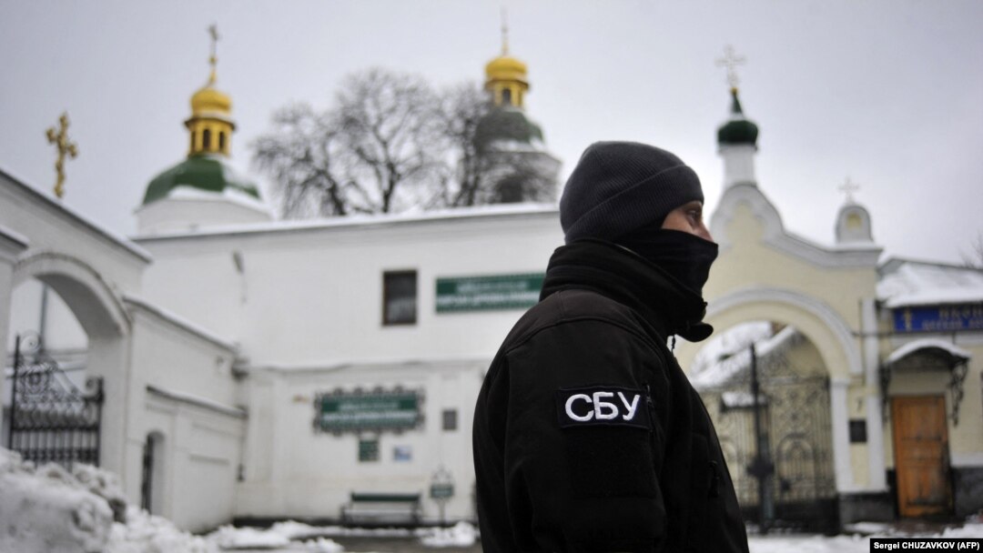 Під час заходів СБУ в будівлях УПЦ (МП) на території Києво-Печерської лаври з метою, як заявили у відомстві, «протидії підривній діяльності російських спецслужб в Україні». Київ, 22 листопада 2022 року