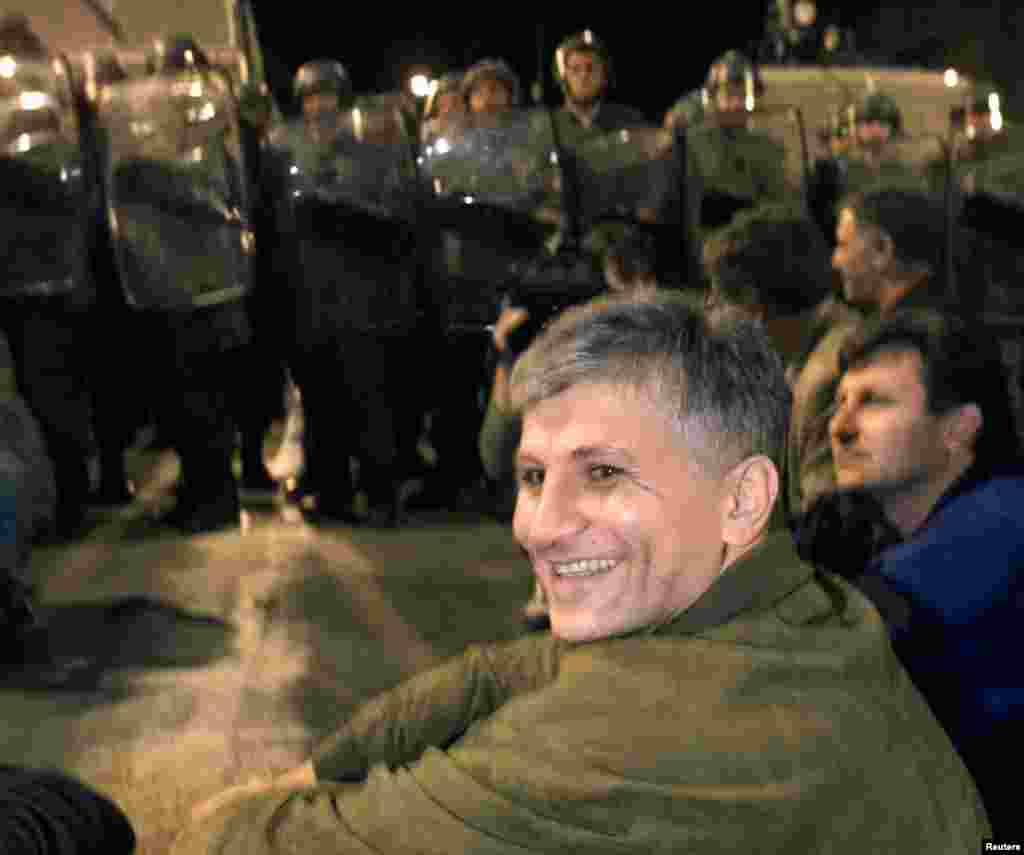 Джинджич перед поліцейським кордоном під час демонстрації проти президента Югославії Слободана Милошевича 29 вересня 1999 року