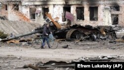 Знищений російський танк у звільненому українськими військовими місті Тростянці Сумської області, 28 березня 2022 року, ілюстративне фото