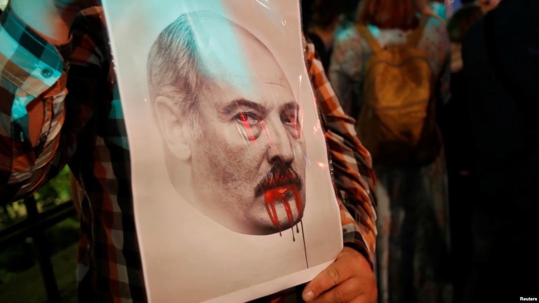 Протест проти результатів виборів Білорусі під посольством Білорусі у Москві
